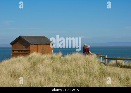 Couple debout près de l'épi, masquer l'Walney, Cumbria, Angleterre, Royaume-Uni Banque D'Images