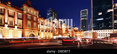 L'extérieur de la gare de Tokyo de nuit. Banque D'Images