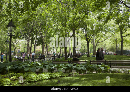 Les gens apprécient le luxuriant feuillage vert printemps à Washington Square Park à Greenwich Village, New York City. Banque D'Images