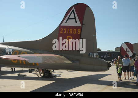 Les spectateurs font la queue pour voir le bombardier B-17 dans la région de Venice, Florida, États-Unis d'Amérique Banque D'Images