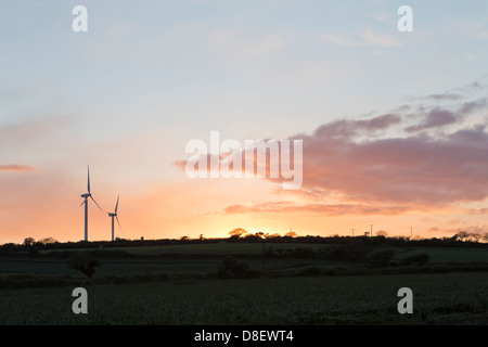 PENRYN, CORNWALL, UK. Une ferme éolienne (moulin) dans le coucher du soleil pour produire de l'énergie renouvelable. Banque D'Images