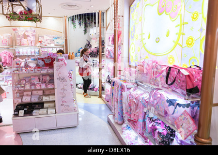 Les gens d'acheter pour les enfants au Hello Kitty Cadeaux Shinjuku Gate boutique, Tokyo, Japon Banque D'Images