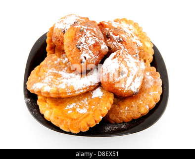 Plaque avec Dutch donut aussi connu comme oliebollen et appelflappen la veille du Nouvel An traditionnel nourriture isolé sur fond blanc Banque D'Images