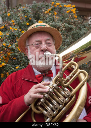 Turton, Lancashire, UK 27 mai 2013. DAVE HASLAM (Basse) Jouer en laiton/Helican Sousaphone dans le Bourbon Street Band à l'assemblée annuelle tenue traditionnelle foire de printemps dans le parc du 600-year-old Turton Tower. L'événement remonte à plus de 200 ans, mais est entrée en déclin au début du xxe siècle. Il a été relancé en 2008 par les Amis de Turton Tower. Credit : Cernan Elias/Alamy Live News Banque D'Images