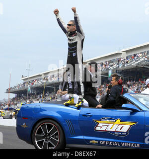 26 mai 2013 - Indianapolis, Indiana, États-Unis - KV Racing Technology Tony Kanaan pilote célèbre après avoir remporté l'Indy 500, à l'Indianapolis Motor Speedway. (Crédit Image : © Ron Bijlsma/ZUMAPRESS.com) Banque D'Images