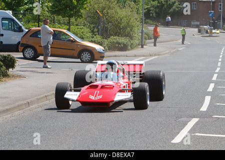 John Surtees OBE lors de la fun day à Edenbridge avec sa TS7 voiture de Formule 1 qu'il a également conduit à la grande joie des spectateurs. Banque D'Images