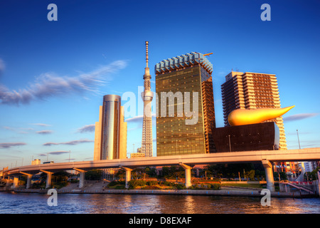 Skyline et la rivière Sumida à Tokyo, Japon. Banque D'Images