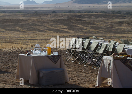 Set de table pour le petit-déjeuner dans le désert, Sossusvlei, Namibie Banque D'Images