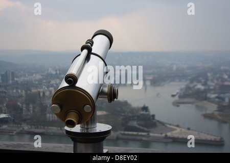 Un télescope de la forteresse d'Ehrenbeistein pour observer la ville de Coblence, en Allemagne Banque D'Images