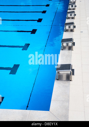 À partir des plates-formes dans la piscine extérieure Banque D'Images