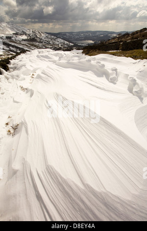 L'empreinte relevée dans les amoncellements de neige massives de bloquer l'Kirkstone Pass Road au-dessus de Ambleside Banque D'Images