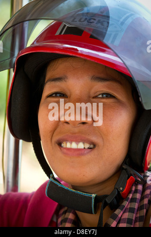 Femme avec casque sur l'île de la soie (Koh Dach) près de Phnom Penh, Cambodge Banque D'Images