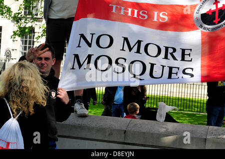 Londres, Royaume-Uni. 27 mai 2013.. EDL manifestants devant Downing Street maintenez une bannière à lire 'pas plus de mosquées' Credit : Yanice idir / Alamy live news Banque D'Images