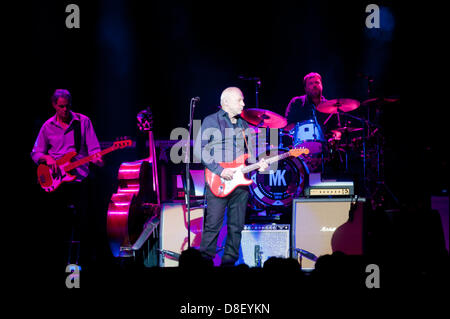 Londres, Royaume-Uni - 27 mai 2013 : Mark Knopfler joue live au Royal Albert Hall. Credit : Piero Cruciatti/Alamy Live News Banque D'Images