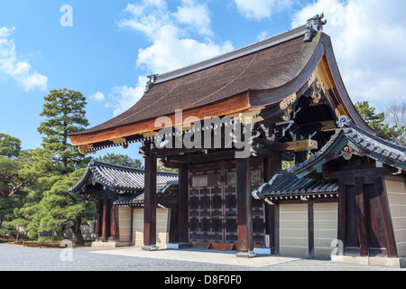 Gishu-mon gate dans la zone du Palais Impérial à Kyoto, Japon Banque D'Images