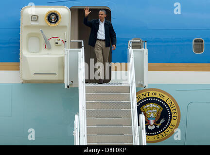 Le président américain Barack Obama descend de l'Air Force One à la Tinker Air Force Base sur sa façon de visiter des zones endommagées par une tornade EF5, 26 mai 2013 à Oklahoma City, OK. Banque D'Images