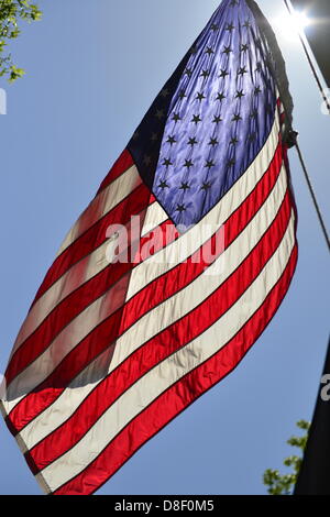 Merrick, New York, USA. 27 mai 2013. Drapeau américain est abaissée à flotter en berne en l'honneur des anciens combattants américains perdu et tués à la guerre, à la Journée de commémoration annuelle 2013 Défilé et cérémonie, organisée par l'American Legion Post no 1282 Merrick, avec cérémonie à Merrick Veteran Memorial Park. Banque D'Images