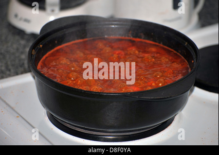 Les images d'un stew cuisson dans un pot en fonte sur une cuisinière électrique. Banque D'Images