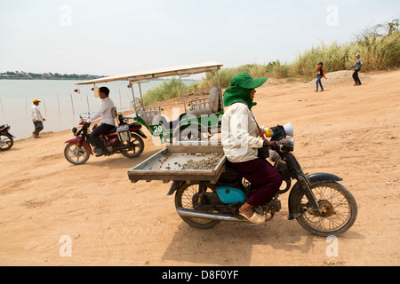 La vie de la rue sur l'île de la soie (Koh Dach) près de Phnom Penh, Cambodge Banque D'Images