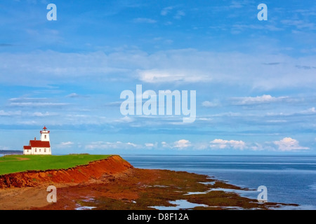 Vue latérale du phare de Wood Islands sur les rives du détroit de Northumberland à l'Île du Prince Édouard Banque D'Images