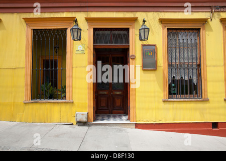 Maison Jaune à Valparaiso Cerro Alegre Banque D'Images