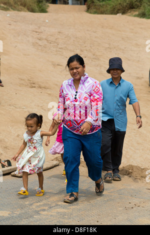 La vie de la rue sur l'île de la soie (Koh Dach) près de Phnom Penh, Cambodge Banque D'Images