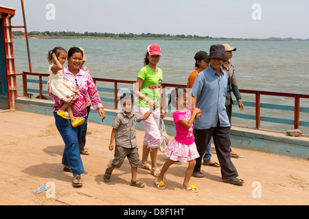 Les passagers d'un Ferry sur le fleuve Mékong à Phnom Penh, Cambodge Banque D'Images
