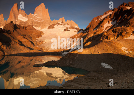 La lumière de l'aube brille sur le Mont Fitz Roy avec des réflexions sur le lac glaciaire Banque D'Images