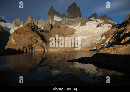 La lumière de l'aube brille sur le Mont Fitz Roy avec des réflexions sur le lac glaciaire Banque D'Images