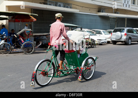 Conducteur de pousse-pousse à Phnom Penh, Cambodge Banque D'Images