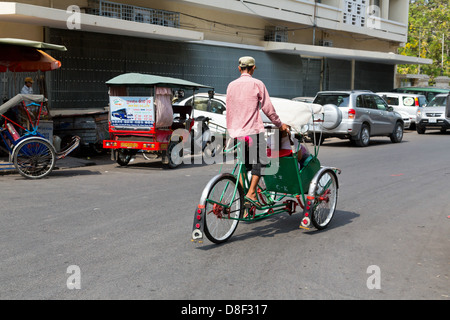 Conducteur de pousse-pousse à Phnom Penh, Cambodge Banque D'Images