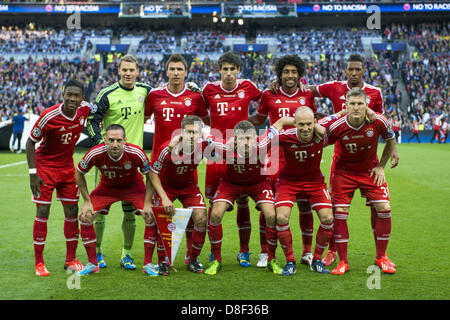 L'équipe de Bayern Munchen line up du groupe, le 25 mai 2013 - Football / Soccer : Bayern Munchen (groupe de l'équipe Haut de page L-R) David Alaba, Manuel Neuer, Mario Mandzukic, Javier Martinez Aginaga, Dante Bonfim Costa Santos, Jérôme Boateng, Bas (L-R) Franck Ribery, Philipp Lahm, Thomas Muller, Arjen Robben, Bastian Schweinsteiger avant la finale de la Ligue des Champions match entre Borussia Dortmund 1-2 FC Bayern Munchen au stade de Wembley à Londres, en Angleterre. (Photo de Maurizio Borsari/AFLO) Banque D'Images