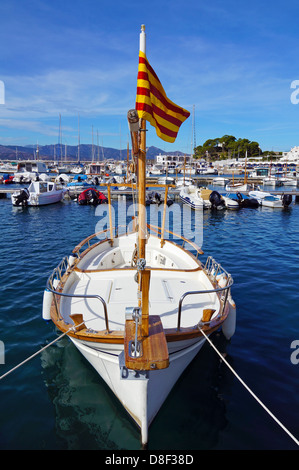 Beau bateau traditionnel catalan à quai dans le village méditerranéen de Puerto de la Selva, Costa Brava, Espagne Banque D'Images