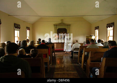 26 mai 2013 - Moorehead, Iowa, États-Unis - Bethesda Lutheran Church, Moorehead, Iowa, le pasteur Carla Johnsen préside un Memorial Day service religieux à l'Église luthérienne danoise Ingemann dimanche. Situé sur Monona comté route E54 près de Moorehead, Iowa, l'église a été construite en 1884 par des immigrants danois et, chaque année, un dimanche, le service est tenu, le dimanche précédant le jour du Souvenir, de se rappeler l'histoire, la famille, et les membres du service. (Crédit Image : © Jerry Mennenga/ZUMAPRESS.com) Banque D'Images