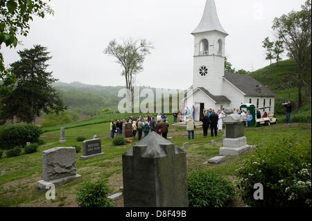 26 mai 2013 - Moorehead, Iowa, États-Unis - Bethesda Lutheran Church, Moorehead, Iowa, parishoners et le pasteur Carla Johnsen rassembler à l'extérieur pendant un jour commémoratif service religieux à l'Église luthérienne danoise Ingemann dimanche, alors que Benjamin Bowman joue Taps. Situé sur Monona comté route E54 près de Moorehead, Iowa, l'église a été construite en 1884 par des immigrants danois et, chaque année, un dimanche, le service est tenu, le dimanche précédant le jour du Souvenir, de se rappeler l'histoire, la famille, et les membres du service. (Crédit Image : © Jerry Mennenga/ZUMAPRESS.com) Banque D'Images