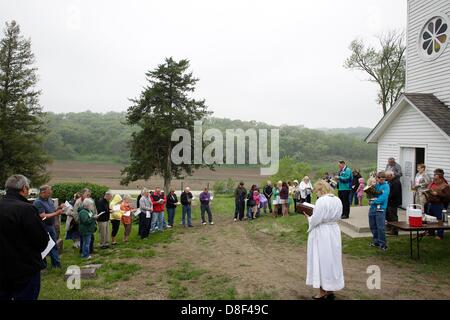 26 mai 2013 - Moorehead, Iowa, États-Unis - Bethesda Lutheran Church, Moorehead, Iowa, le pasteur Carla Johnsen, centre droit, chante avec ses fidèles pendant un jour commémoratif service religieux à l'Église luthérienne danoise Ingemann dimanche. Situé sur Monona comté route E54 près de Moorehead, Iowa, l'église a été construite en 1884 par des immigrants danois et, chaque année, un dimanche, le service est tenu, le dimanche précédant le jour du Souvenir, de se rappeler l'histoire, la famille, et les membres du service. (Crédit Image : © Jerry Mennenga/ZUMAPRESS.com) Banque D'Images