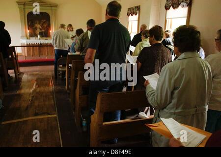 26 mai 2013 - Moorehead, Iowa, États-Unis - Bethesda Lutheran Church, Moorehead, Iowa, parishoners chantent un hymne comme le pasteur Carla Johnsen préside un Memorial Day service religieux à l'Église luthérienne danoise Ingemann dimanche. Situé sur Monona comté route E54 près de Moorehead, Iowa, l'église a été construite en 1884 par des immigrants danois et, chaque année, un dimanche, le service est tenu, le dimanche précédant le jour du Souvenir, de se rappeler l'histoire, la famille, et les membres du service. (Crédit Image : © Jerry Mennenga/ZUMAPRESS.com) Banque D'Images