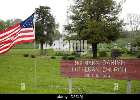 26 mai 2013 - Moorehead, Iowa, États-Unis - Bethesda Lutheran Church, Moorehead, Iowa, le pasteur Carla Johnsen préside un Memorial Day service religieux à l'Église luthérienne danoise Ingemann dimanche. Situé sur Monona comté route E54 près de Moorehead, Iowa, l'église a été construite en 1884 par des immigrants danois et, chaque année, un dimanche, le service est tenu, le dimanche précédant le jour du Souvenir, de se rappeler l'histoire, la famille, et les membres du service. (Crédit Image : © Jerry Mennenga/ZUMAPRESS.com) Banque D'Images