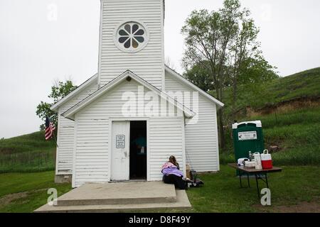 26 mai 2013 - Moorehead, Iowa, États-Unis - une église luthérienne Bethesda, Moorehead, Iowa, parishoner est assis à l'extérieur de l'église lorsque son bébé est devenu difficile comme le pasteur Carla Johnsen préside un Memorial Day service religieux à l'Église luthérienne danoise Ingemann dimanche. Situé sur Monona comté route E54 près de Moorehead, Iowa, l'église a été construite en 1884 par des immigrants danois et, chaque année, un dimanche, le service est tenu, le dimanche précédant le jour du Souvenir, de se rappeler l'histoire, la famille, et les membres du service. (Crédit Image : © Jerry Mennenga/ZUMAPRESS.com) Banque D'Images