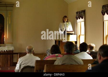 26 mai 2013 - Moorehead, Iowa, États-Unis - Bethesda Lutheran Church, Moorehead, Iowa, le pasteur Carla Johnsen préside un Memorial Day service religieux à l'Église luthérienne danoise Ingemann dimanche. Situé sur Monona comté route E54 près de Moorehead, Iowa, l'église a été construite en 1884 par des immigrants danois et, chaque année, un dimanche, le service est tenu, le dimanche précédant le jour du Souvenir, de se rappeler l'histoire, la famille, et les membres du service. (Crédit Image : © Jerry Mennenga/ZUMAPRESS.com) Banque D'Images