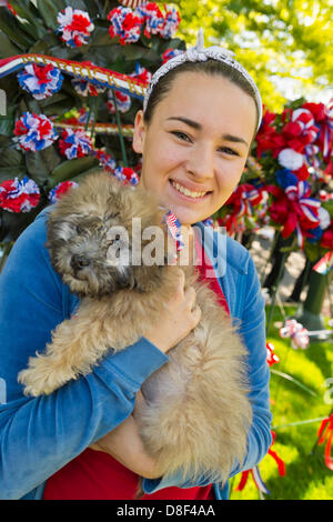 Merrick, New York, USA. 27 mai 2013. La liberté le Caniche, le port d'un collier ruban, patriotique et sa famille sont en couronnes avec rouge blanc et bleu des rubans et des fleurs, à la Journée de commémoration annuelle 2013 Défilé et cérémonie, organisée par l'American Legion Post Merrick 1282. Credit : Ann E Parry/Alamy Live News Banque D'Images