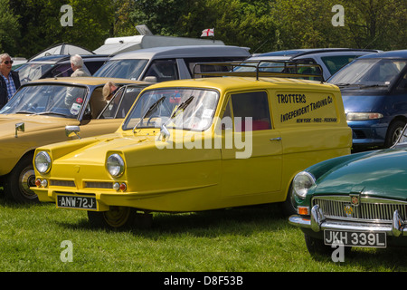 Reliant Robin fait que Rodney Trotters voiture de seuls les imbéciles et les chevaux. Banque D'Images