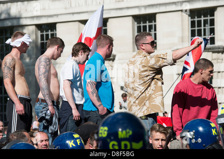 English Defense League (EDL rassemblement devant Downing Street le 27 mai 2013. Leader de l'EDL Tommy Robinson à points anti-fascistes. Banque D'Images