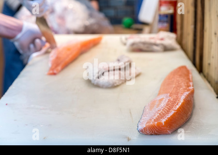 Poissonnier saumon réductions pour vente à la marché aux poissons de Tsukiji, le plus grand du monde, Tokyo, Japon Banque D'Images