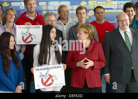 Berlin, Allemagne, 27 mai 2013. La chancelière allemande Angela Merkel avant (2-R) et ministre allemand de l'environnement Peter Altmaier (R, les deux CDU) posent pour une photo avec un groupe de jeunes lors de la présentation de la nouvelle "Trashbusters' campagne pour la prévention des déchets à la Chancellerie fédérale à Berlin, Allemagne, 27 mai 2013. Photo : RAINER JENSEN/DPA/Alamy Live News Banque D'Images