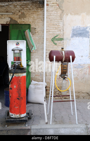 Petite station essence à Tozeur Tunisie Banque D'Images