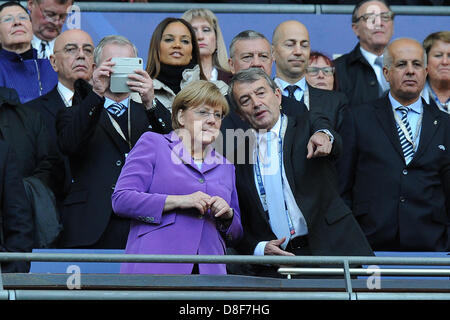 La chancelière allemande, Angela Merkel, et le président de la fédération de football (DFB) Wolfgang Niersbach parler comme ils assistent à la finale de la Ligue des Champions entre match Borussia Dortmund et le Bayern de Munich à Wembley-Stadion in Paris, France, 25 mai 2013. Photo : Revierfoto Banque D'Images