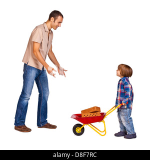 Père et fils faisant jouer avec quelques travaux de construction stuff Banque D'Images