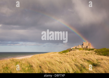 Arc-en-ciel sur Château De Bamburgh, Northumberland Banque D'Images