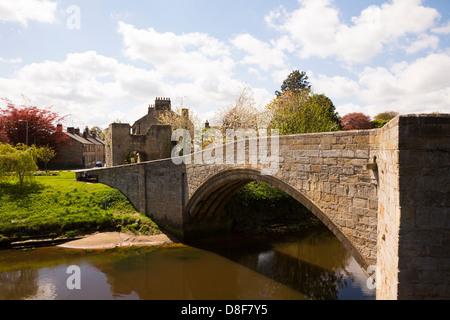 Pont de pierre classé dans la catégorie 2 et porte sur la rivière Coquet, Warkworth, Northumberland Banque D'Images